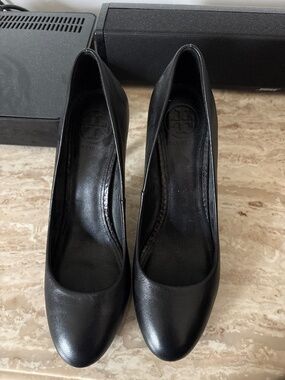 Tory Burch Black Ladies Pumps